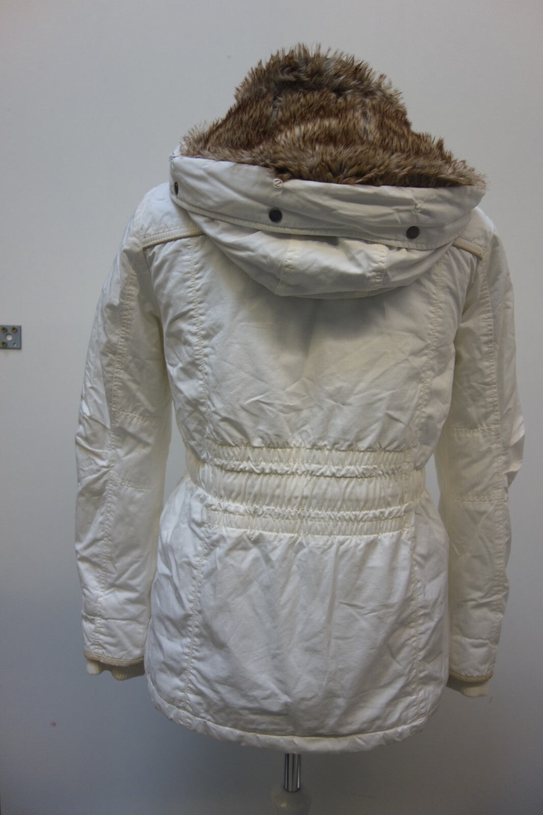 EK3723 Weiße Winterjacke für Damen von Clockhouse 3