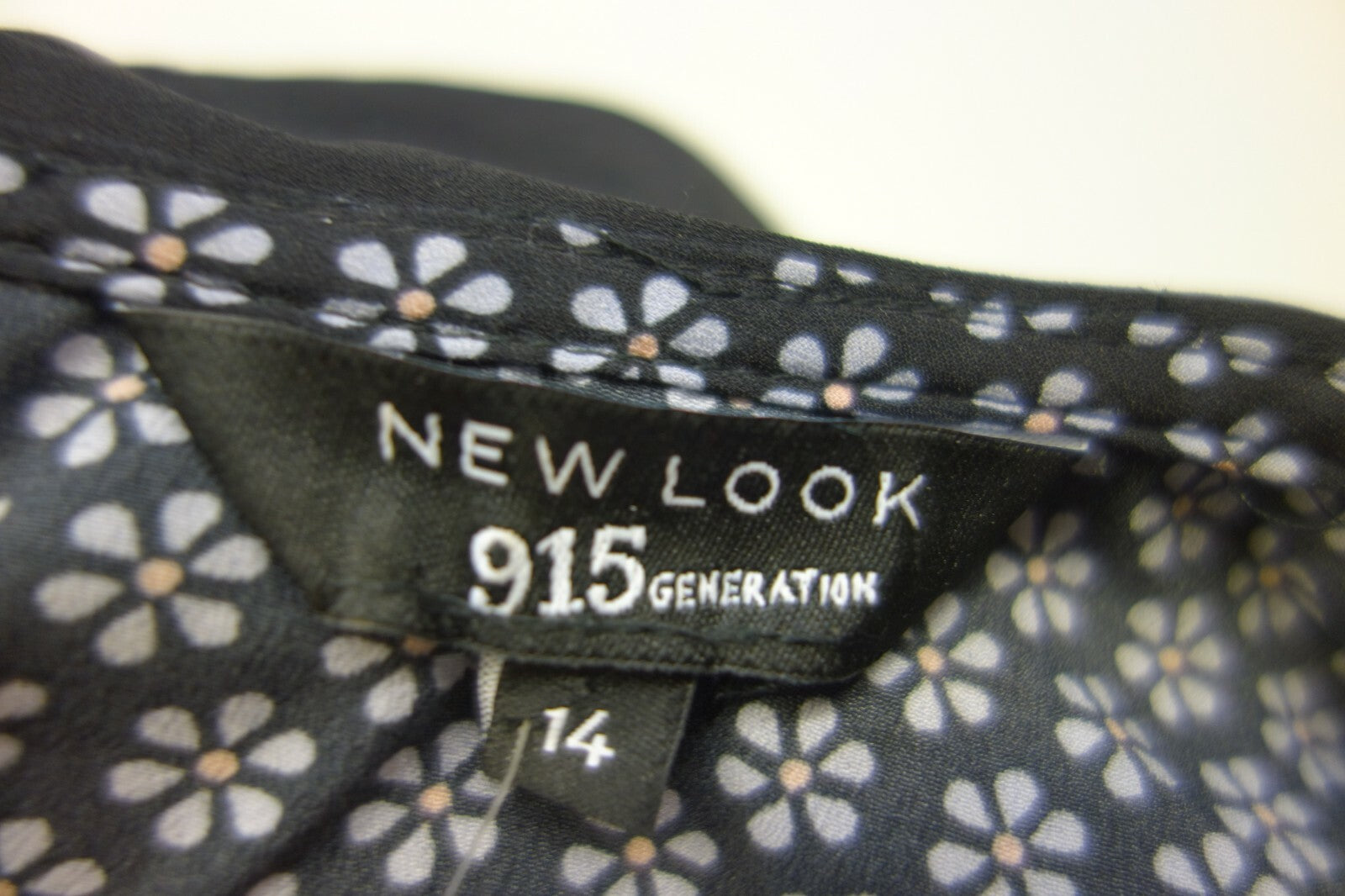 EK1103 Mädchen Kleid von New Look, schwarz mit Blumen, Gr. 1645