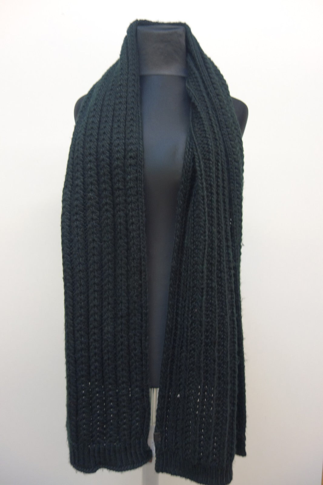 EK0439 Schal von Bickley+Mitchell, schwarz2