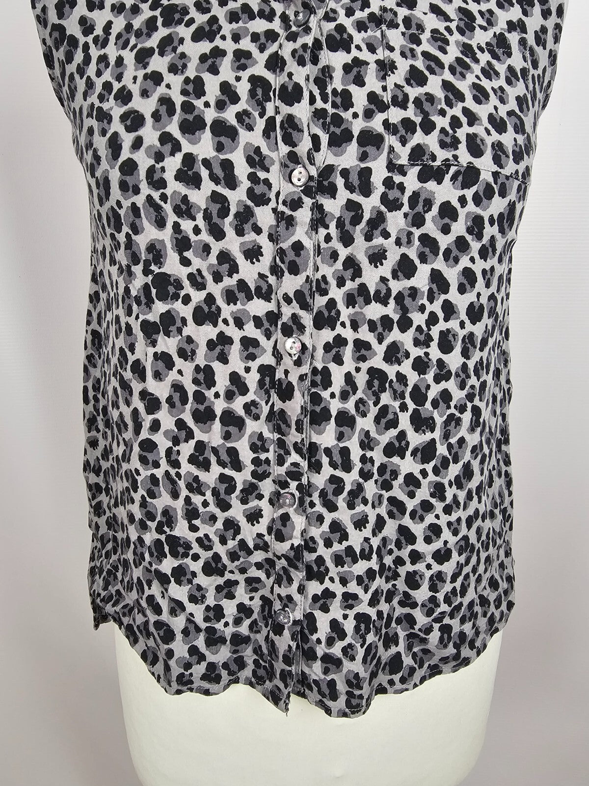 EK5627 Mädchen Bluse von H&M, grau, Leomuster, Gr. 1702