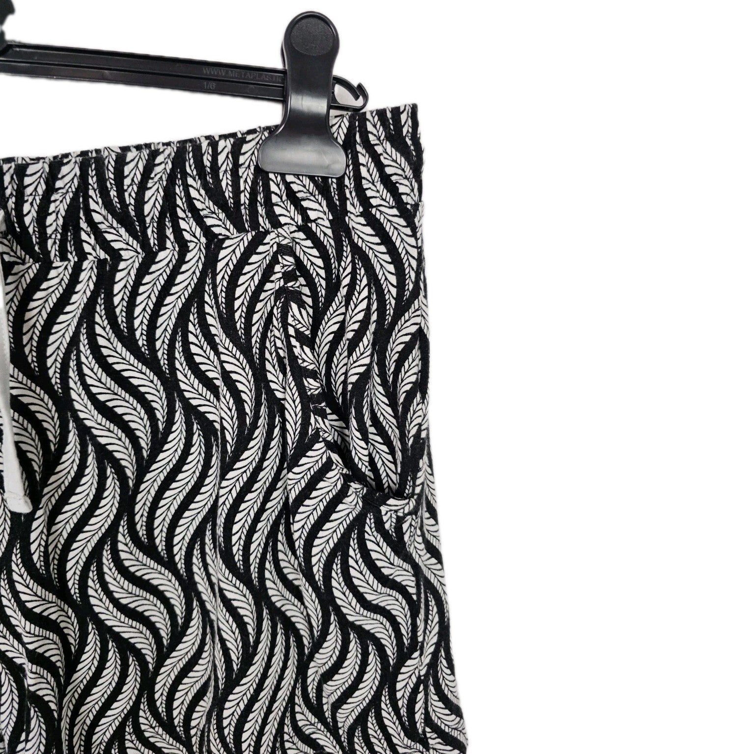EK4096 Damen Shorts von Avenue, Schwarz/Weiß, Gr. L1