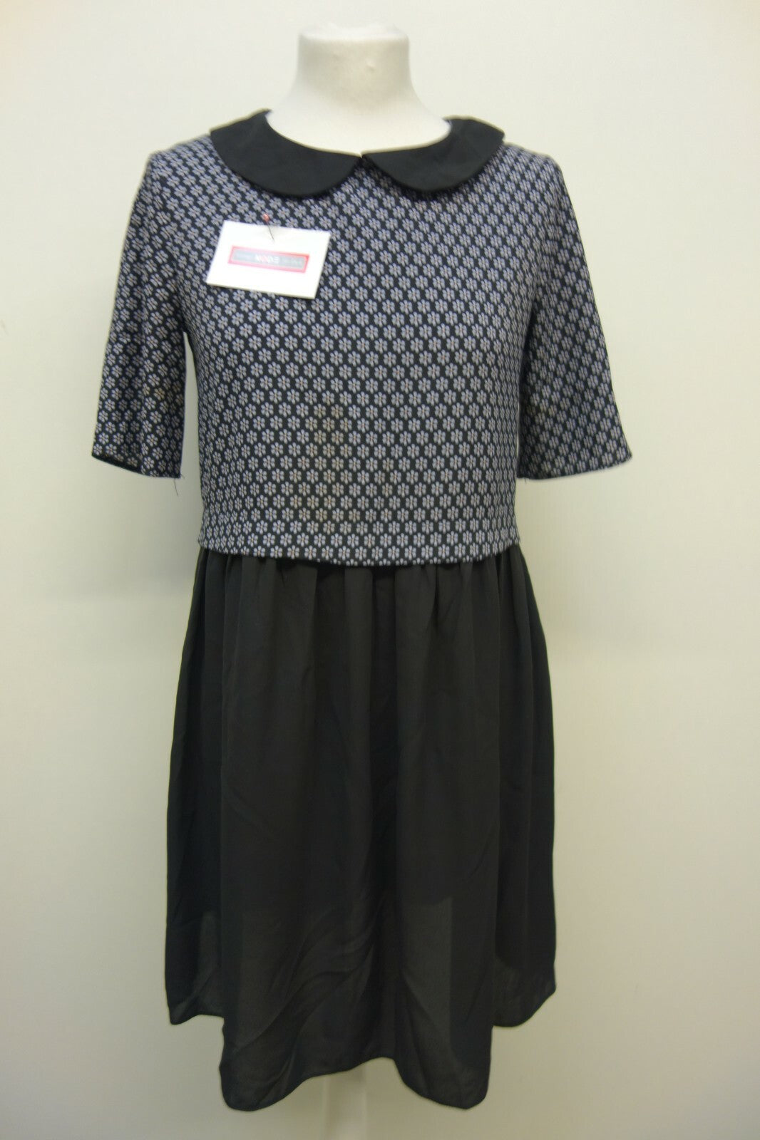 EK1103 Mädchen Kleid von New Look, schwarz mit Blumen, Gr. 1640