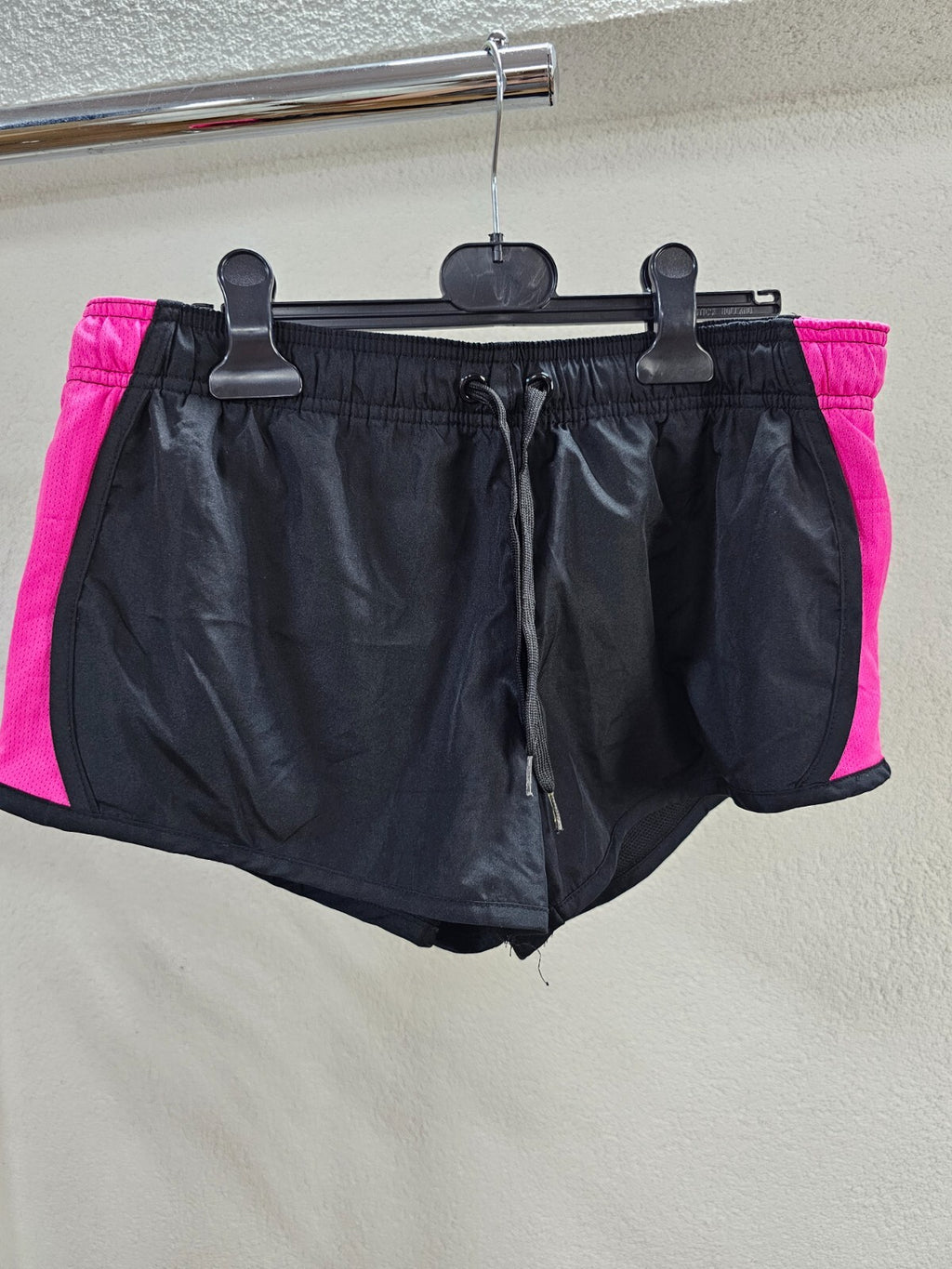 EK5766 Damen kurze Sporthose von Crivit, schwarz/pink, Gr. M (40/42)0