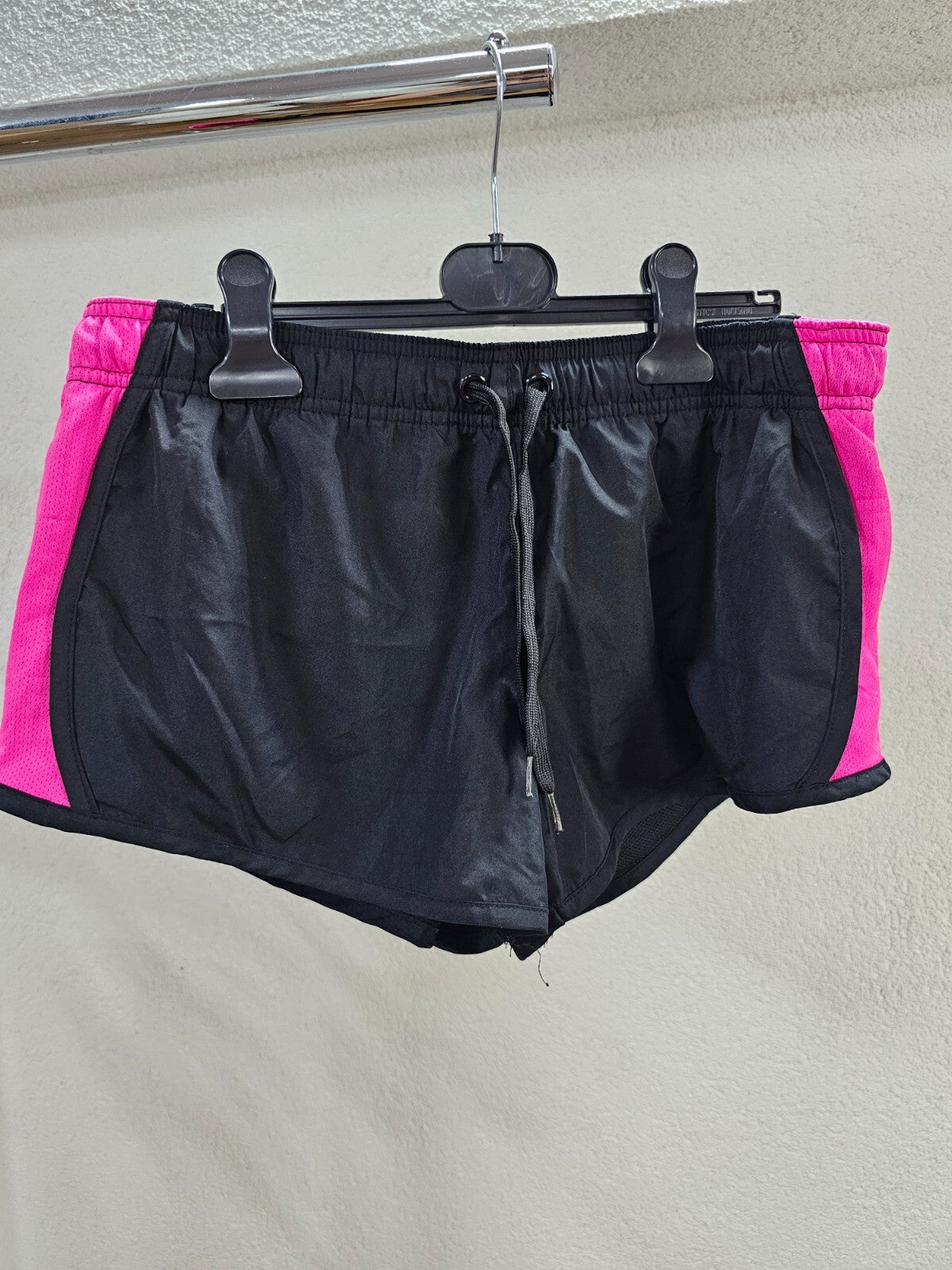 EK5766 Damen kurze Sporthose von Crivit, schwarz/pink, Gr. M (40/42)0