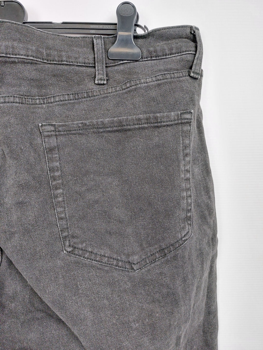 EK4557 Schwarze Jeans für Herren von Amazon Essentials, Gr. 564