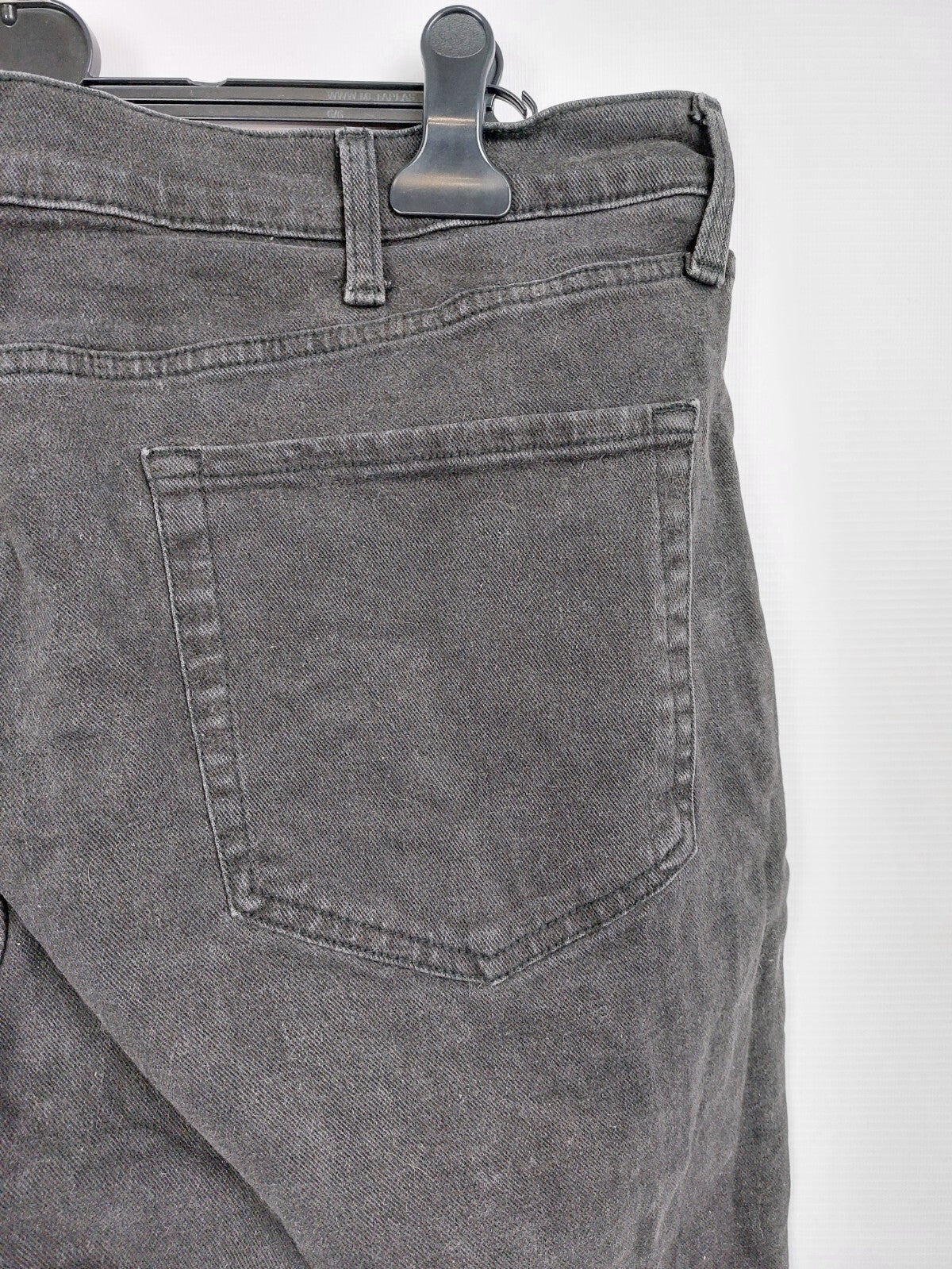 EK4557 Schwarze Jeans für Herren von Amazon Essentials, Gr. 564