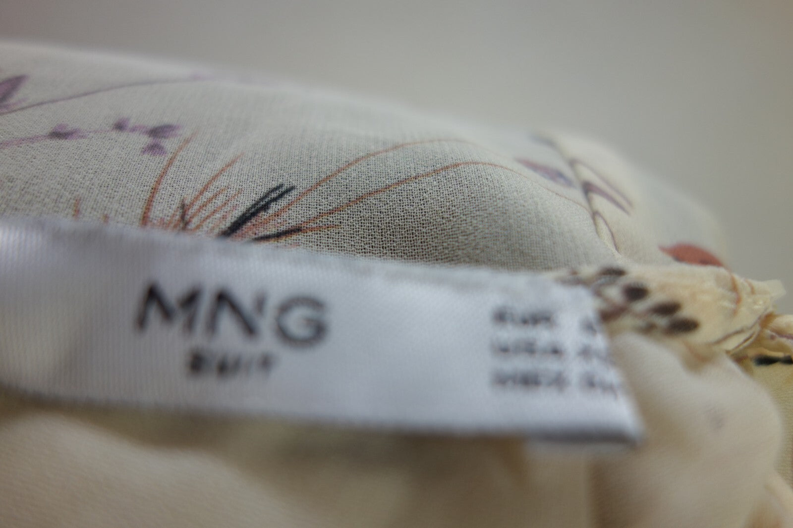 EK3255 Damen Bluse von Mango, beige mit Blumen, Gr. S4