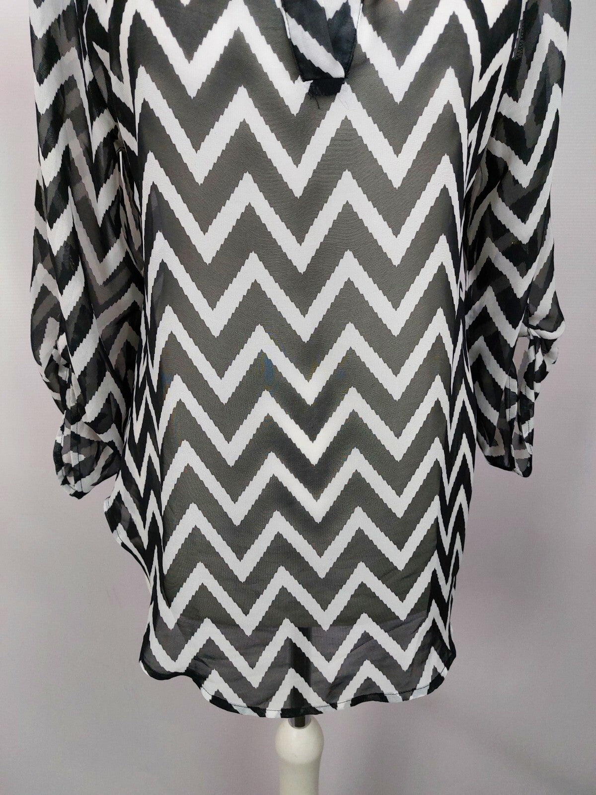 EK5107 Schwarz-weiß-gestreifte Bluse für Damen von Hailys, Gr. L2