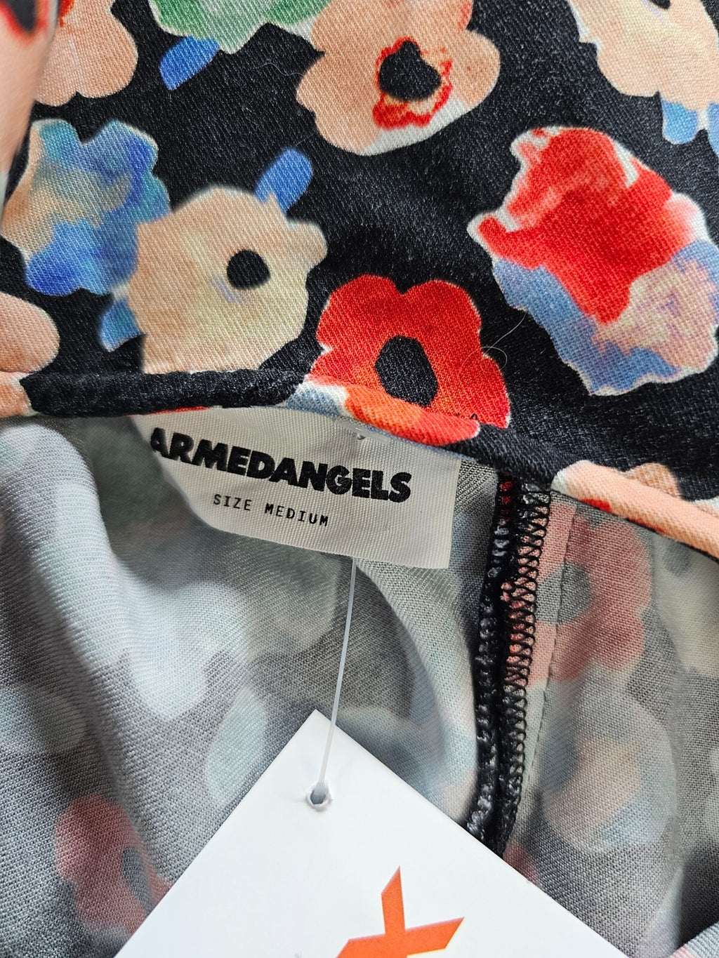 EK6317 Damen T-Shirt von Armedangels, schwarz mit Blumen, Gr. 404