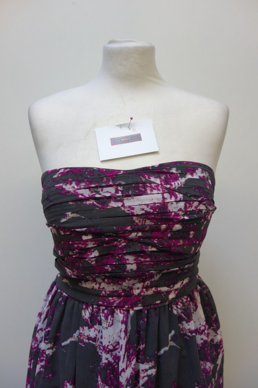 EK3719 Buntes, trägerloses Kleid 1