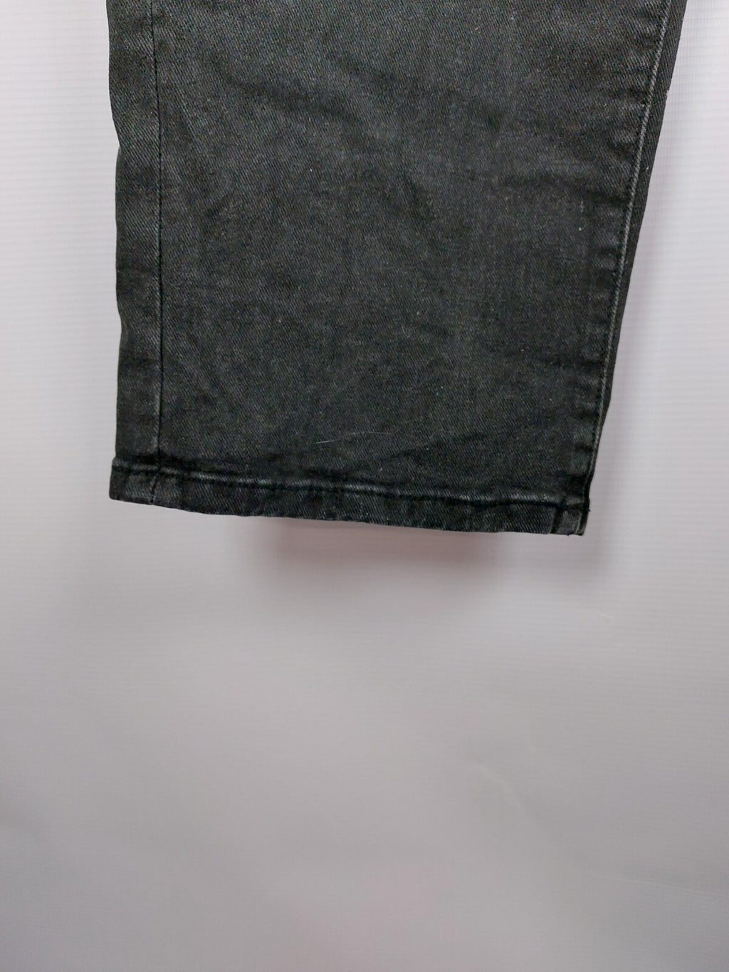 EK4557 Schwarze Jeans für Herren von Amazon Essentials, Gr. 565