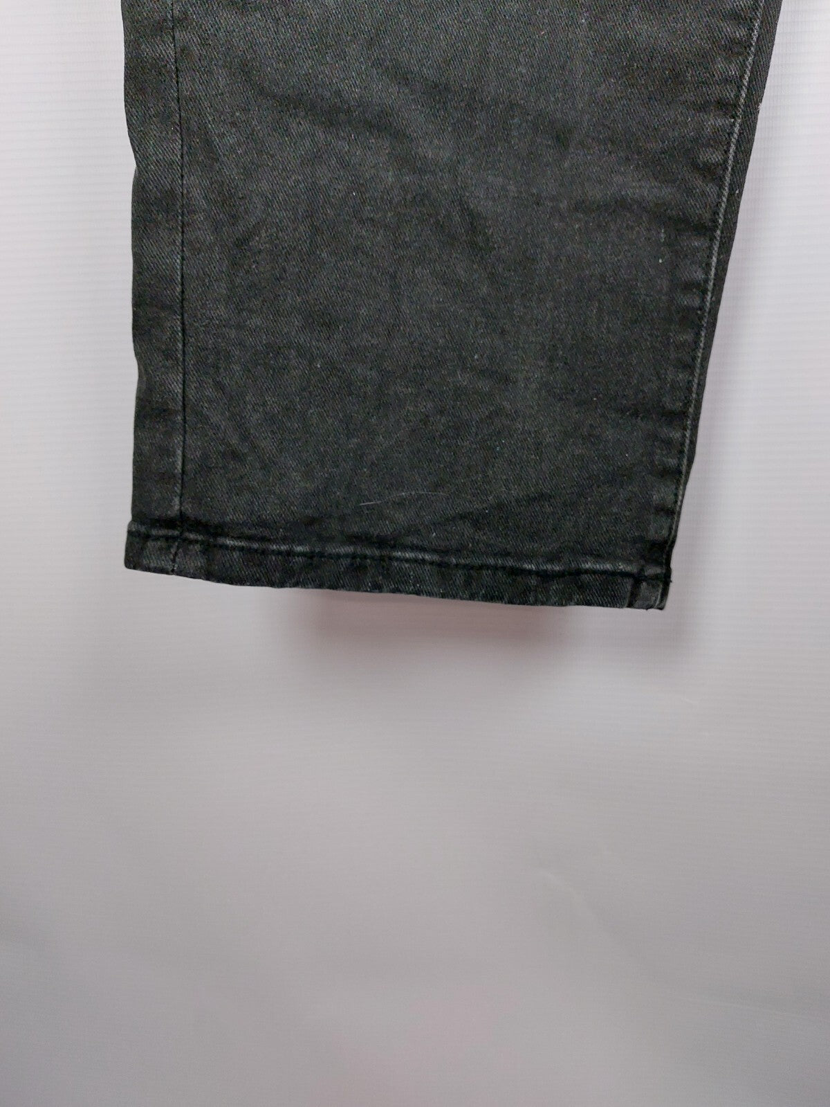 EK4557 Schwarze Jeans für Herren von Amazon Essentials, Gr. 565