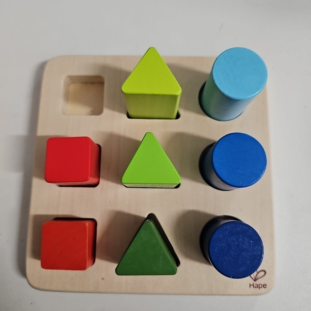 EB2278 Hape Holzspielzeug Farben - und Formensortierer, eine Figur fehlt 0