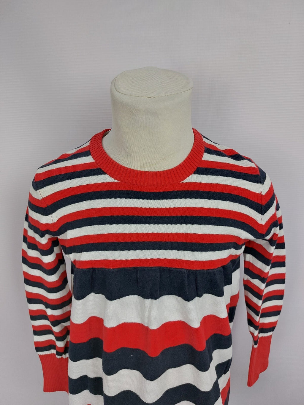 EK4527 Mädchen Pullover von Tommy Hilfiger, rot-blau-weiß, Gr.5 (116/122)1