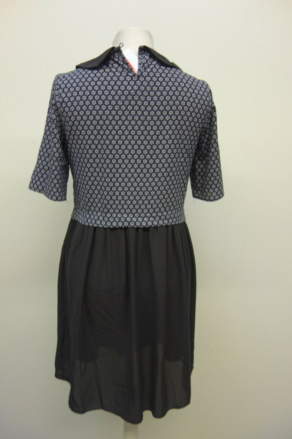 EK1103 Mädchen Kleid von New Look, schwarz mit Blumen, Gr. 1644