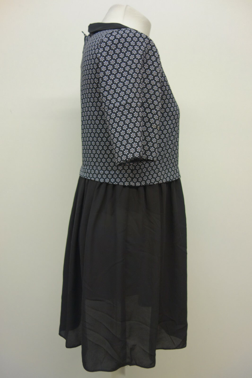 EK1103 Mädchen Kleid von New Look, schwarz mit Blumen, Gr. 1643