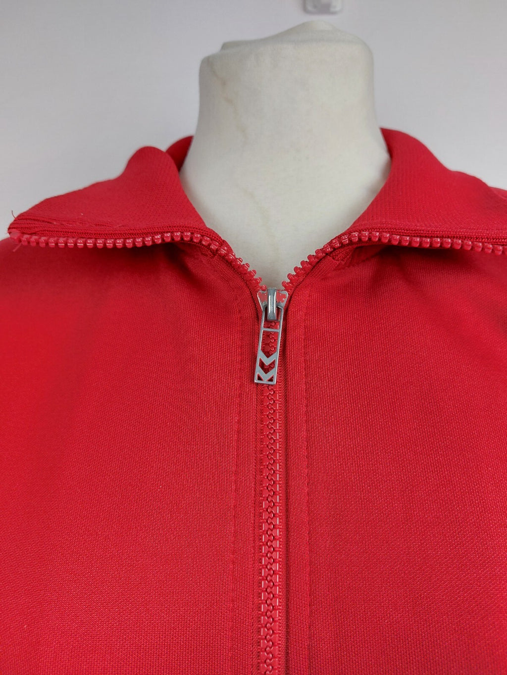 EK4555 Rote Sportjacke für Damen von Hummel, Gr. XL2