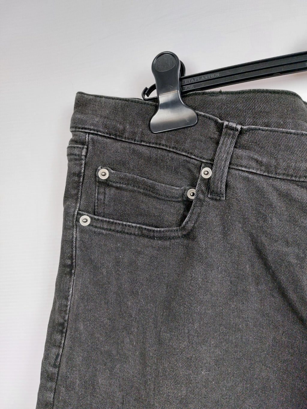EK4557 Schwarze Jeans für Herren von Amazon Essentials, Gr. 562