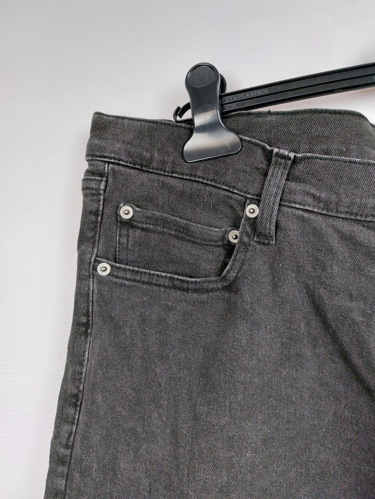 EK4557 Schwarze Jeans für Herren von Amazon Essentials, Gr. 562