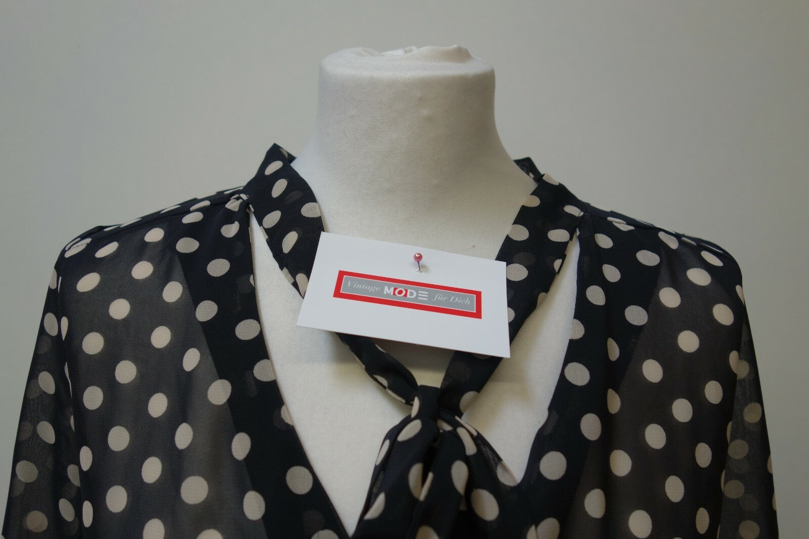 EK0424 tolle Damen Bluse von Atmospher GR 34 schwarz Weiss gepunktet1