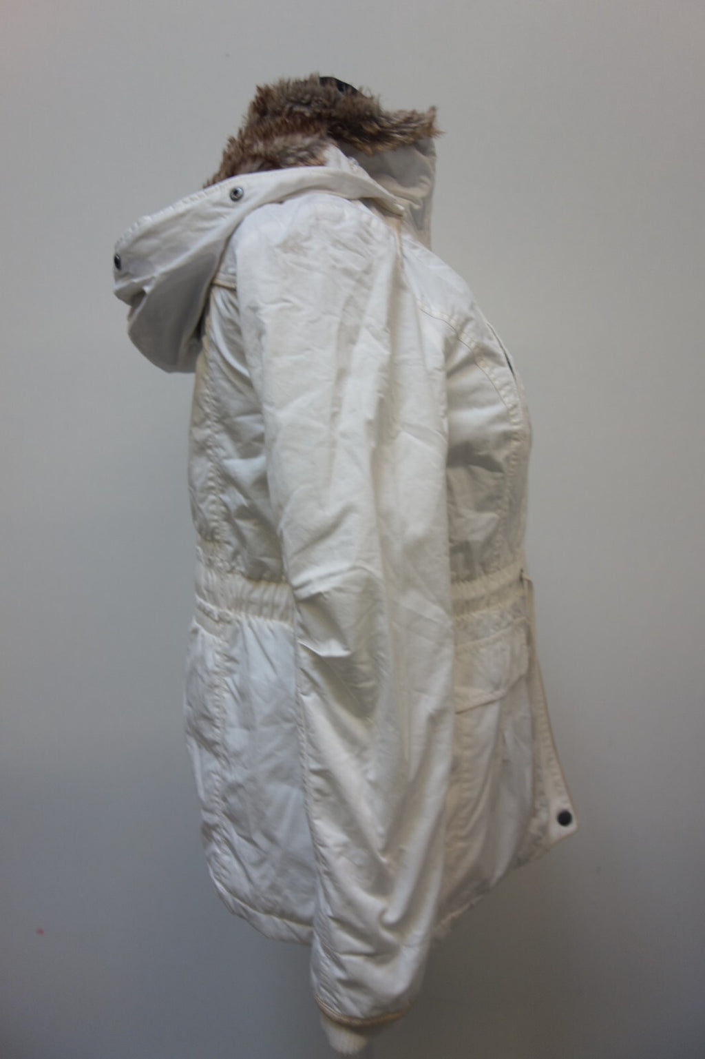 EK3723 Weiße Winterjacke für Damen von Clockhouse 2