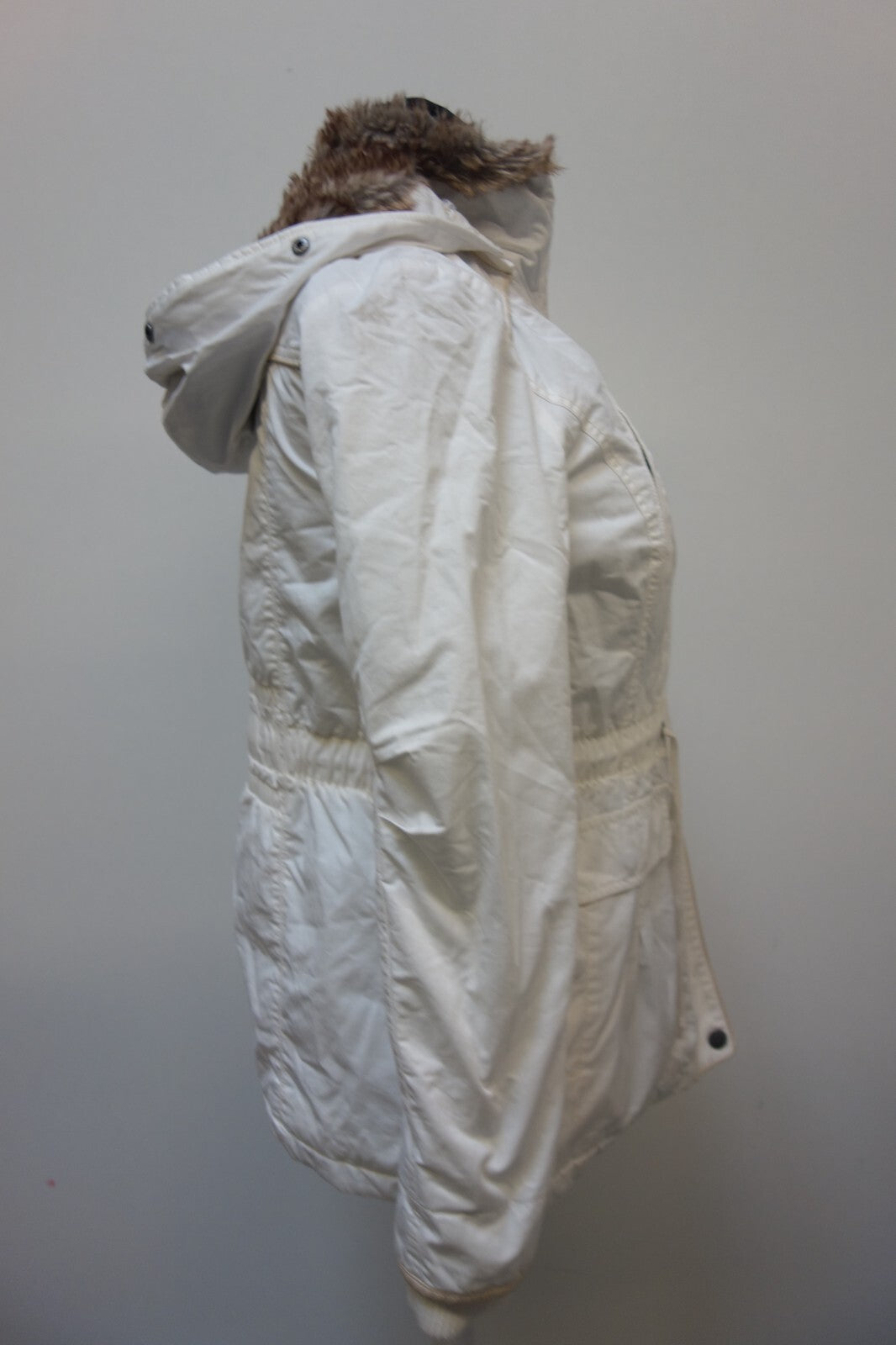 EK3723 Weiße Winterjacke für Damen von Clockhouse 2