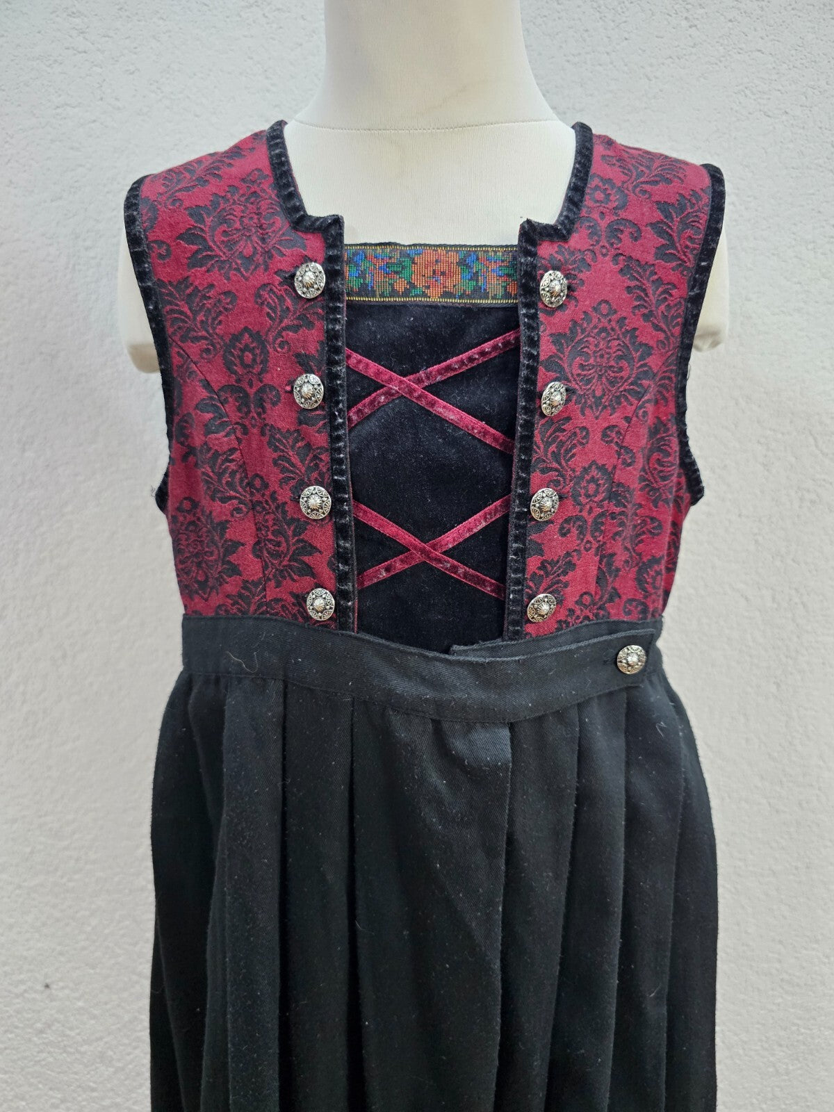EK5295 Mädchen Dirndl, schwarz/dunkelrot, Gr. 12 (152/158)1