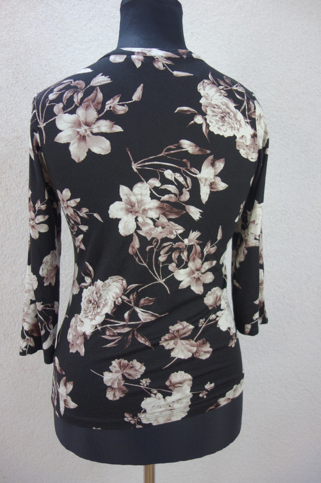 EK0498 Damen Shirt von San Setto, schwarz mit Rosen, Gr. 383