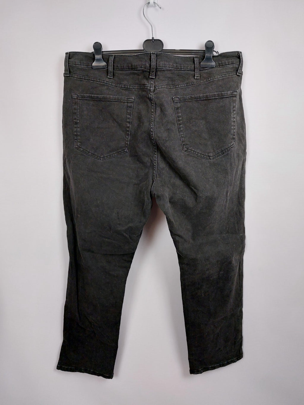 EK4557 Schwarze Jeans für Herren von Amazon Essentials, Gr. 563