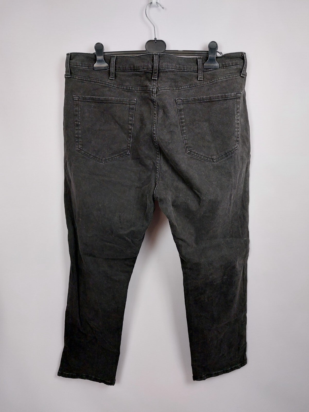 EK4557 Schwarze Jeans für Herren von Amazon Essentials, Gr. 563