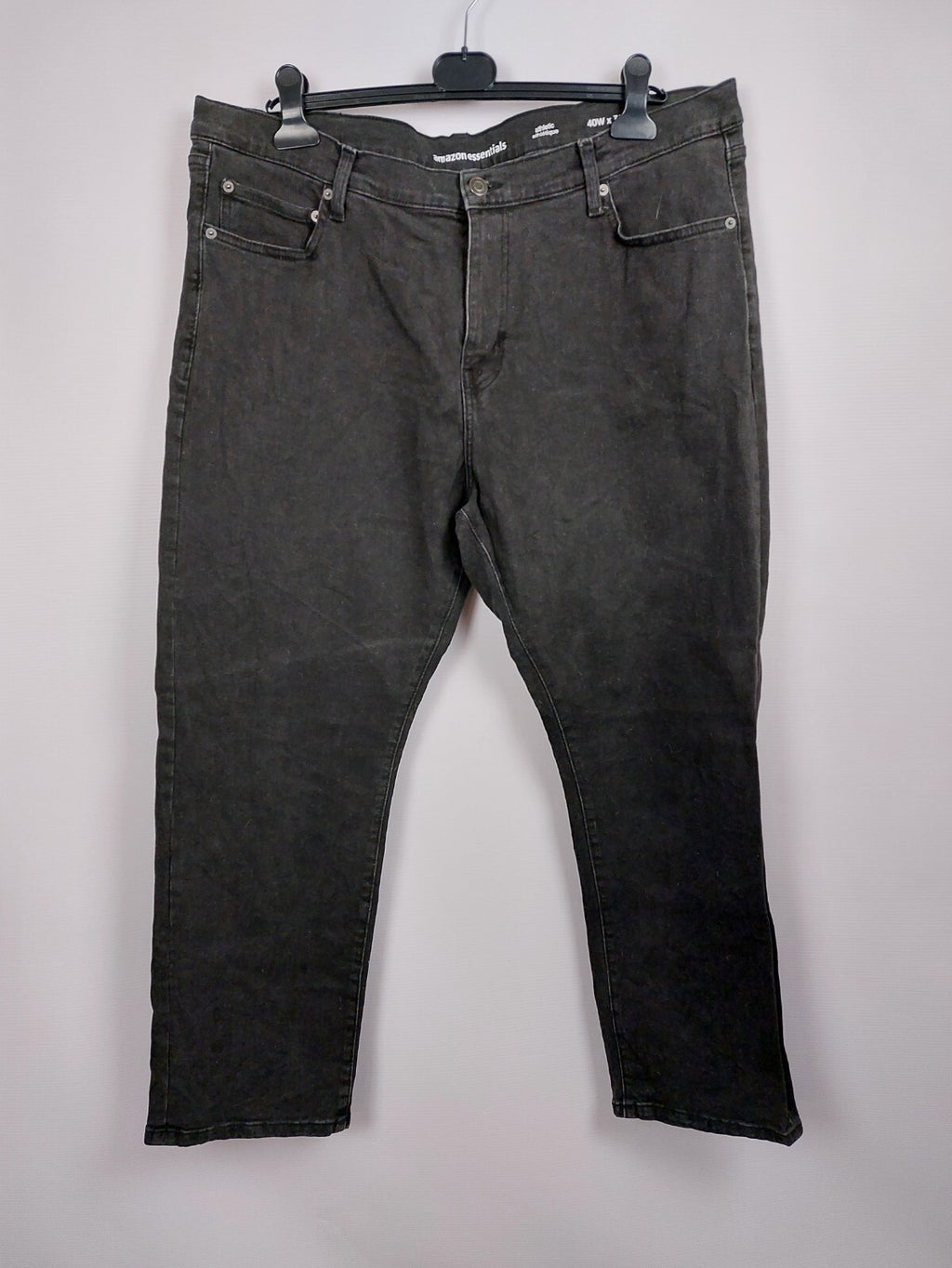 EK4557 Schwarze Jeans für Herren von Amazon Essentials, Gr. 560