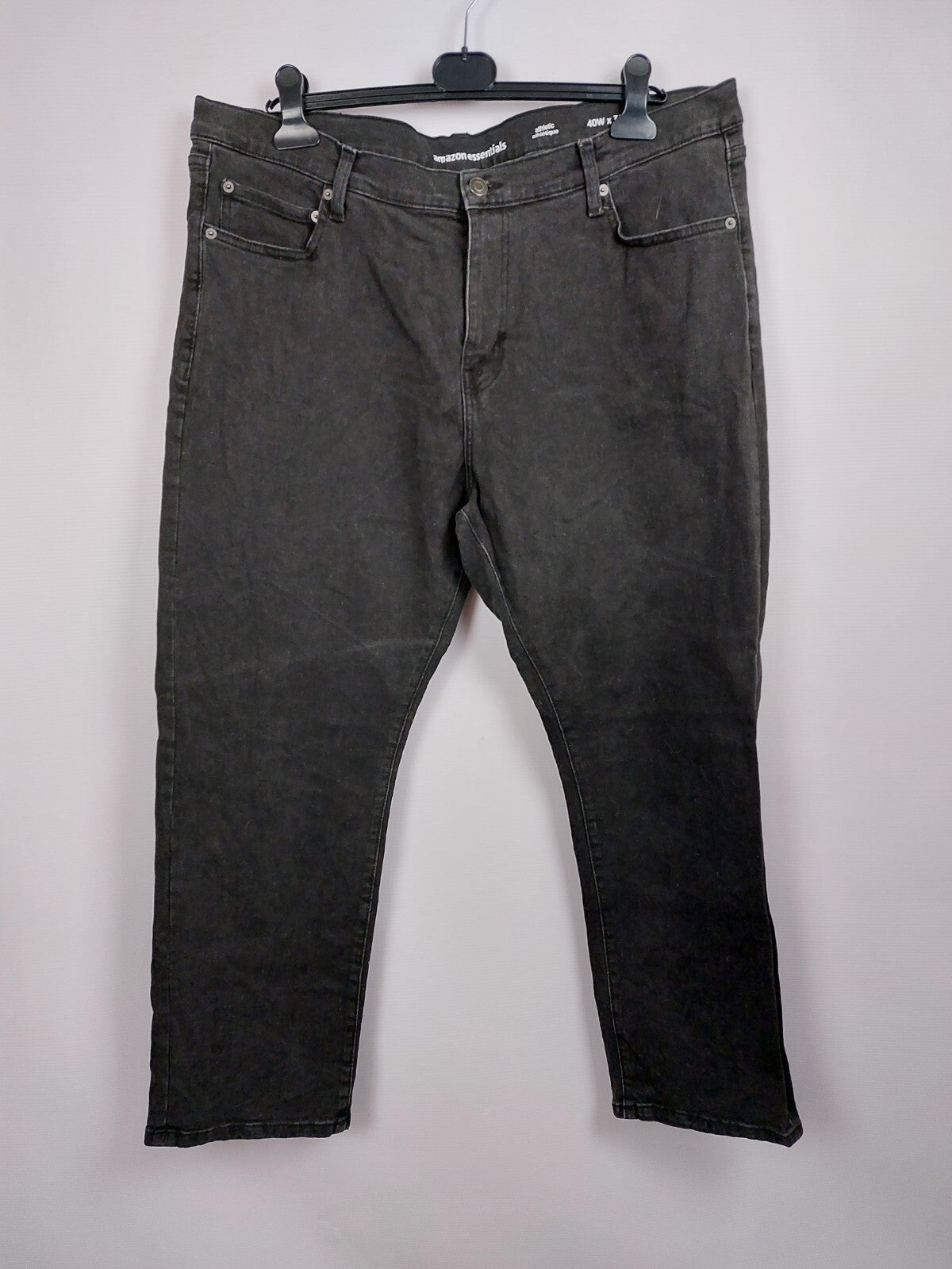 EK4557 Schwarze Jeans für Herren von Amazon Essentials, Gr. 560