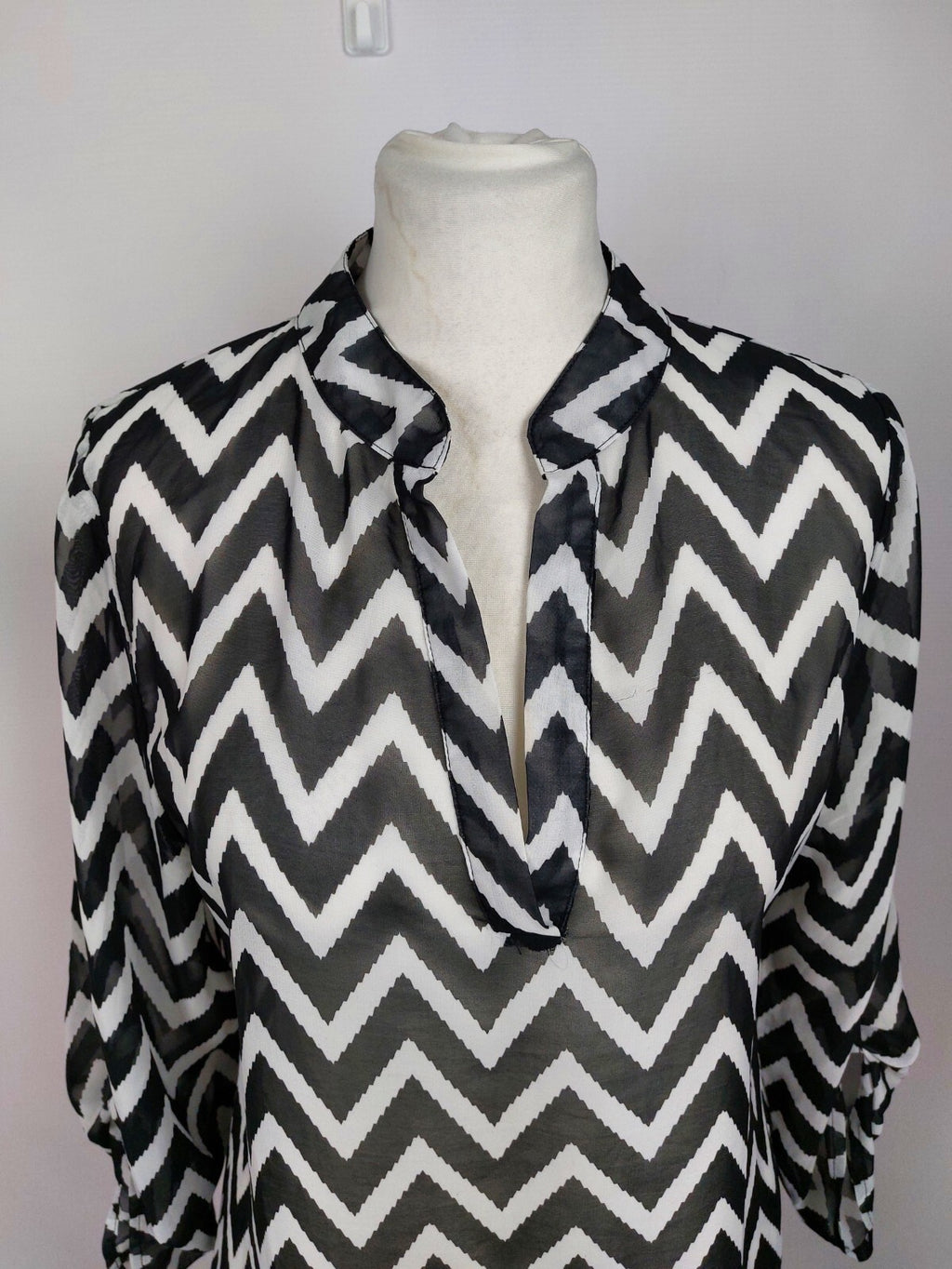 EK5107 Schwarz-weiß-gestreifte Bluse für Damen von Hailys, Gr. L1
