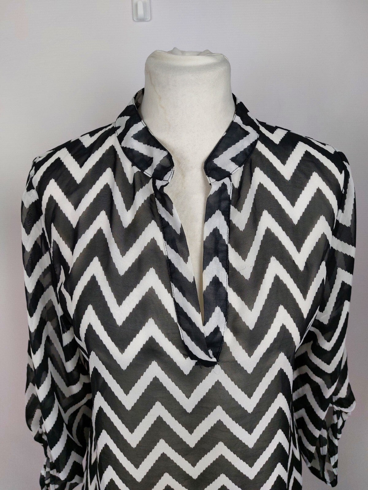 EK5107 Schwarz-weiß-gestreifte Bluse für Damen von Hailys, Gr. L1