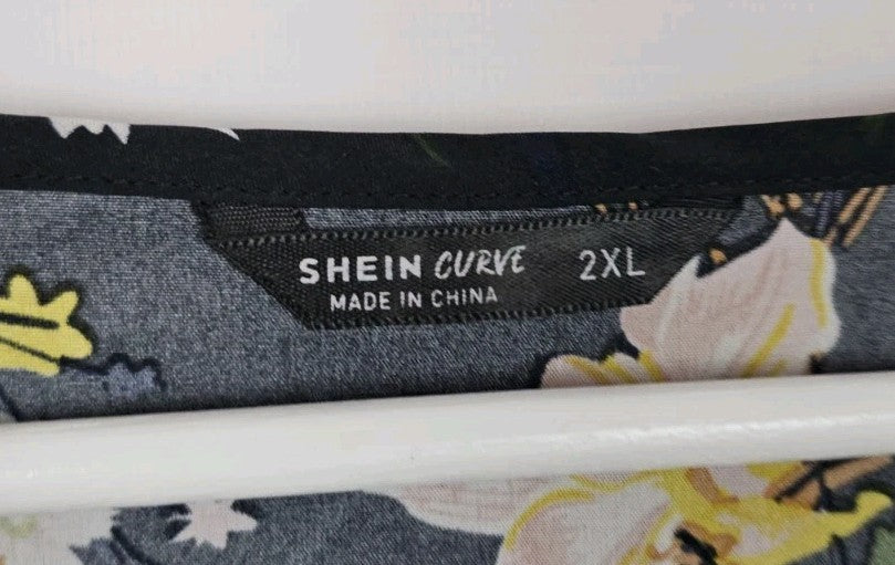 EK8627 Damen Kleid von SheIn, schwarz mit Blumenmuster, Gr.2XL2
