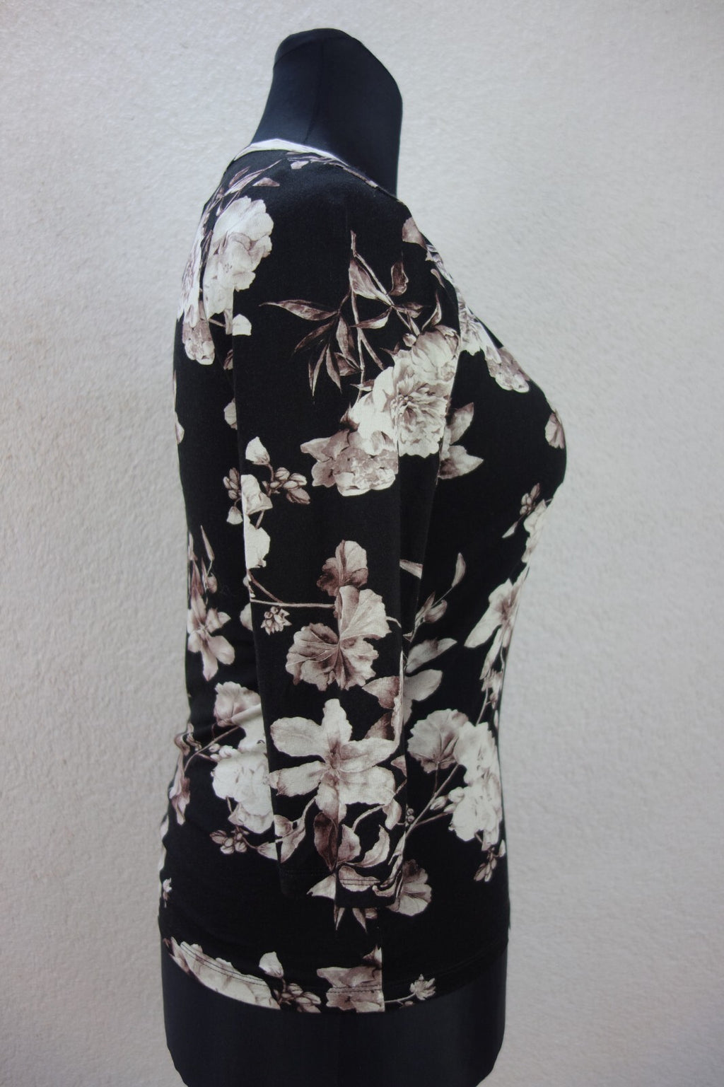 EK0498 Damen Shirt von San Setto, schwarz mit Rosen, Gr. 382