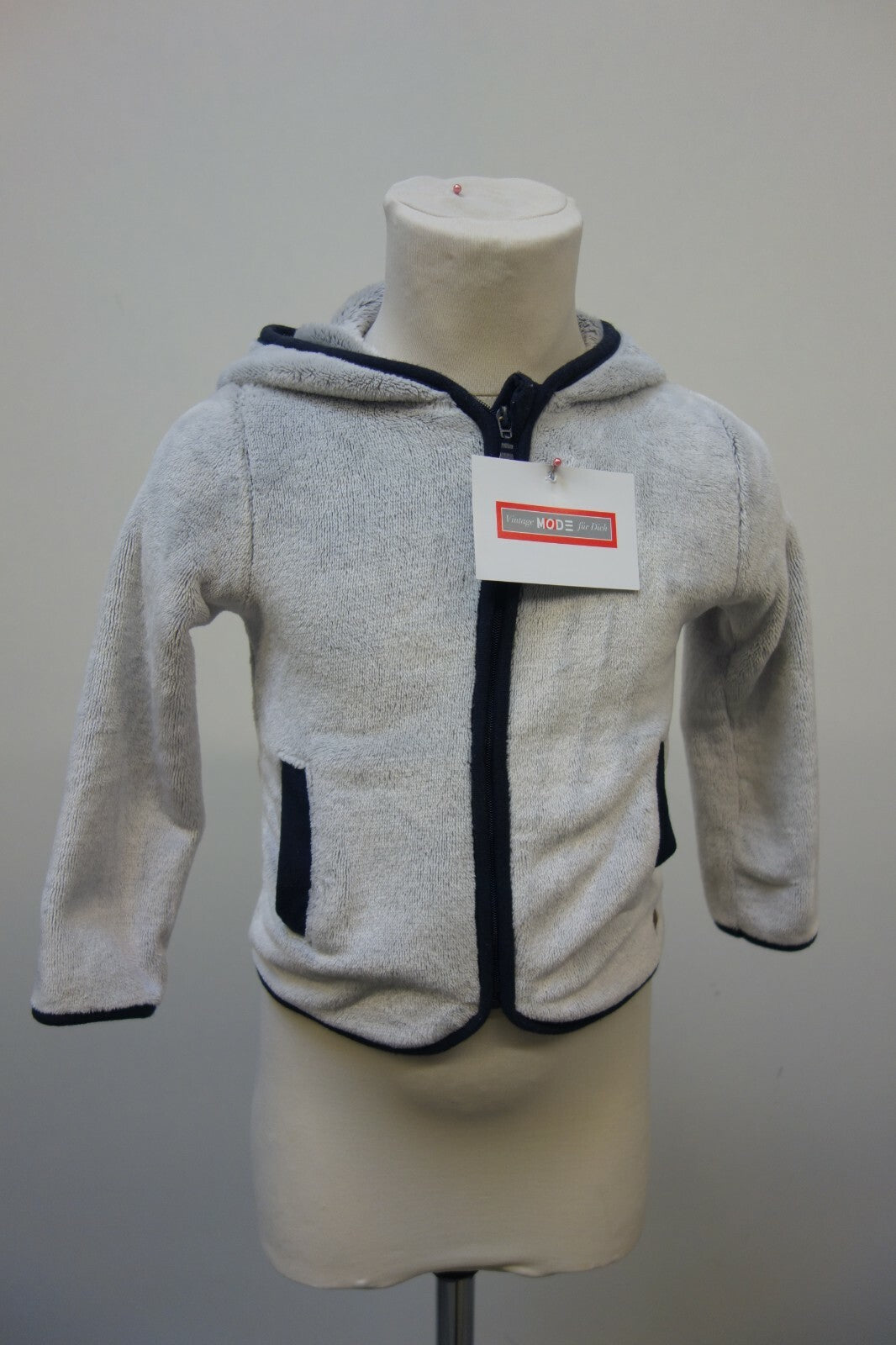 EK1271 Kinder kuschelige Strickjacke von s.Oliver, grau mit Öhrchenkapuze, Gr. 90