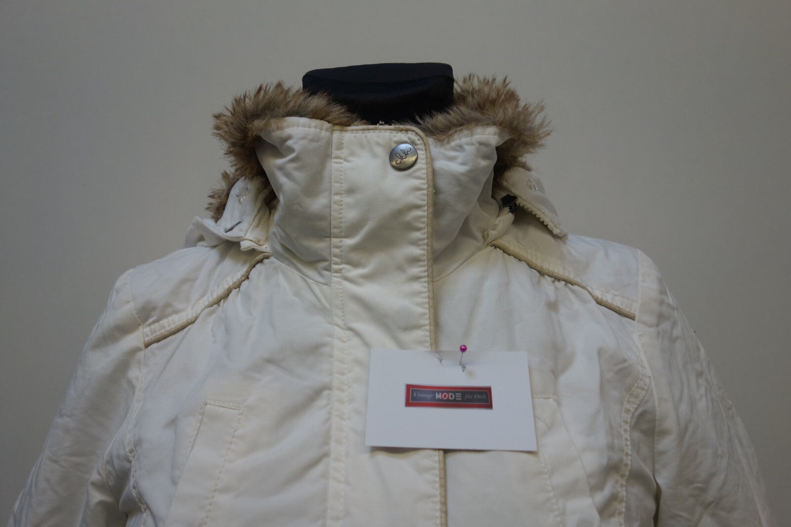 EK3723 Weiße Winterjacke für Damen von Clockhouse 1
