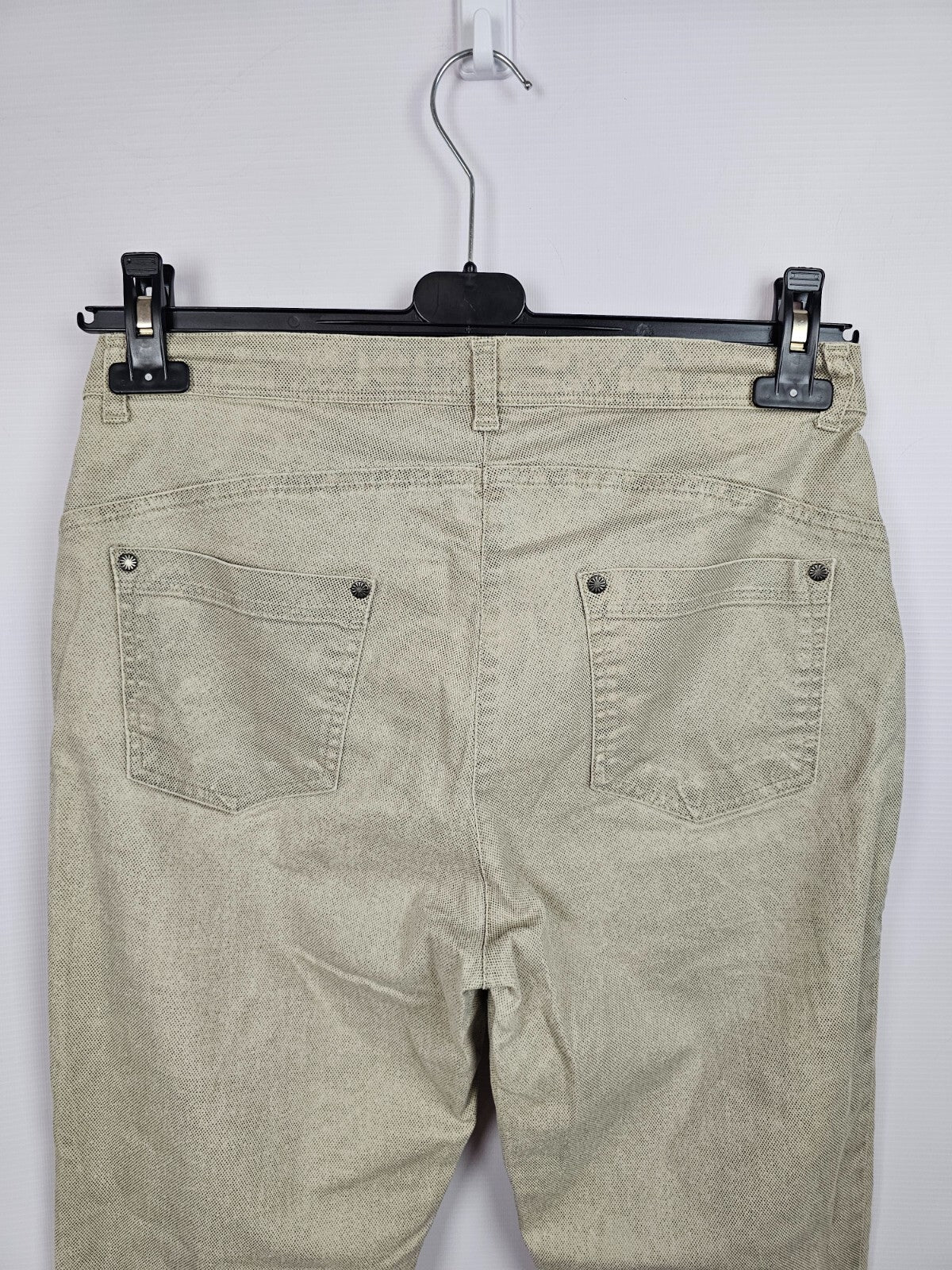 EK5456 Damen Hose von dreamSTAR, beige und grau schimmernd, Gr.427