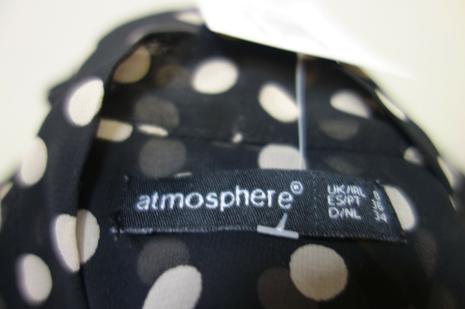 EK0424 tolle Damen Bluse von Atmospher GR 34 schwarz Weiss gepunktet4