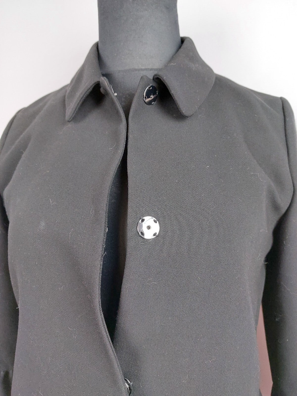 EK4551 Schwarzer Mantel für Damen von Hallhuber, Gr. 402