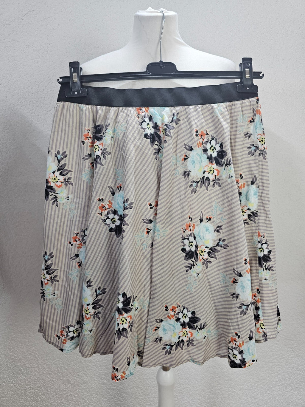 EK6059 Damen Rock von Vero Moda, gestreift mit Blumen, Gr. M3
