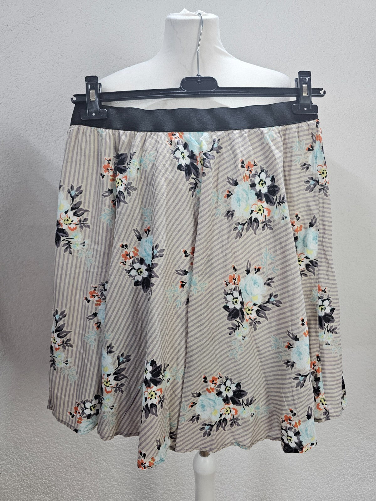 EK6059 Damen Rock von Vero Moda, gestreift mit Blumen, Gr. M3