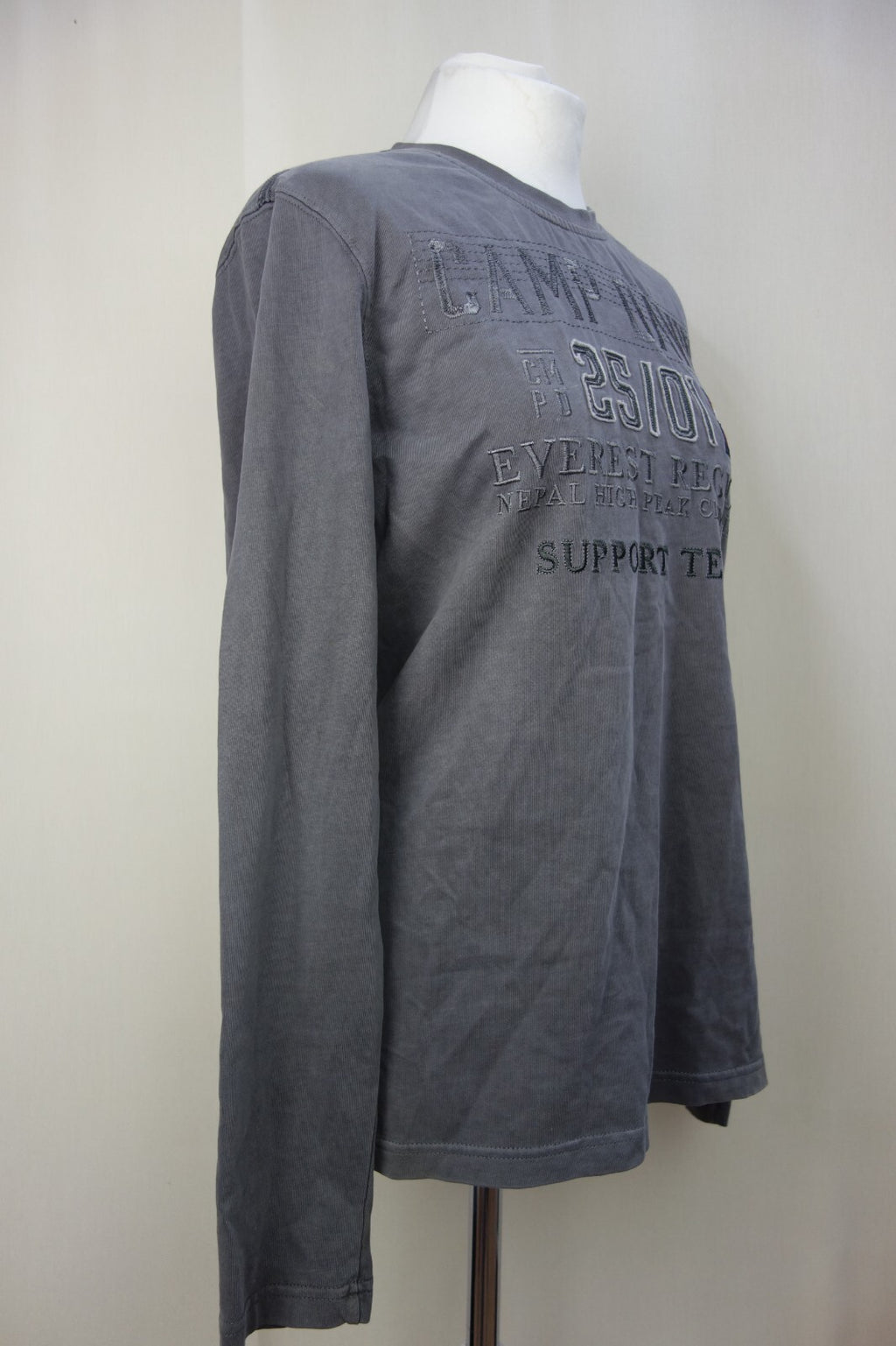 EK3917 Grauer Pullover von Camp David in der M2