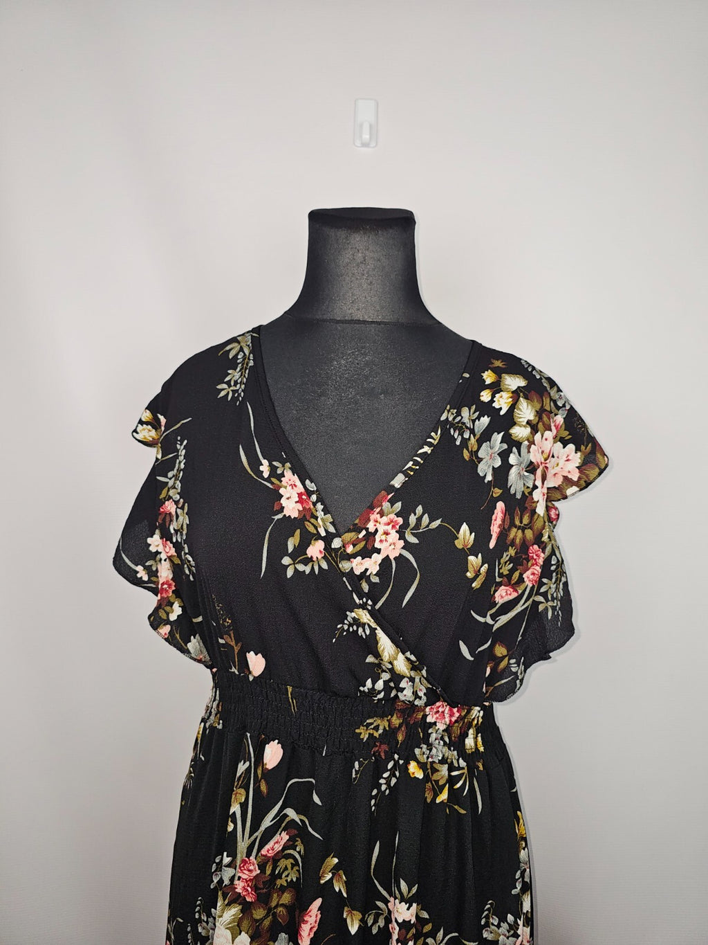 EK6454 Damen Kleid, schwarz mit Blumen, Gr.5XL1
