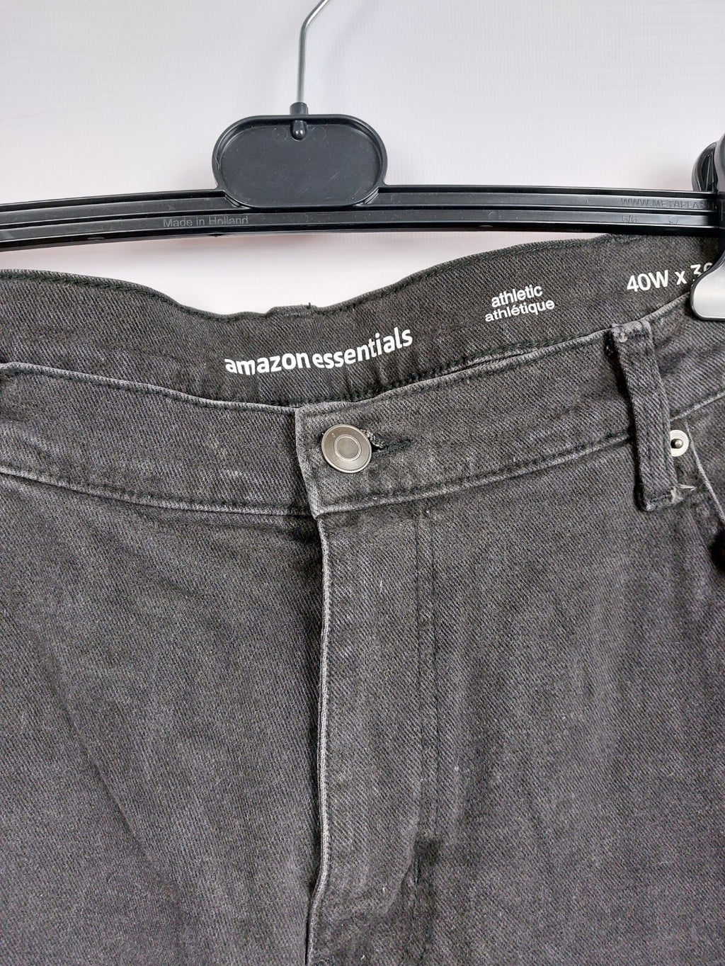 EK4557 Schwarze Jeans für Herren von Amazon Essentials, Gr. 561