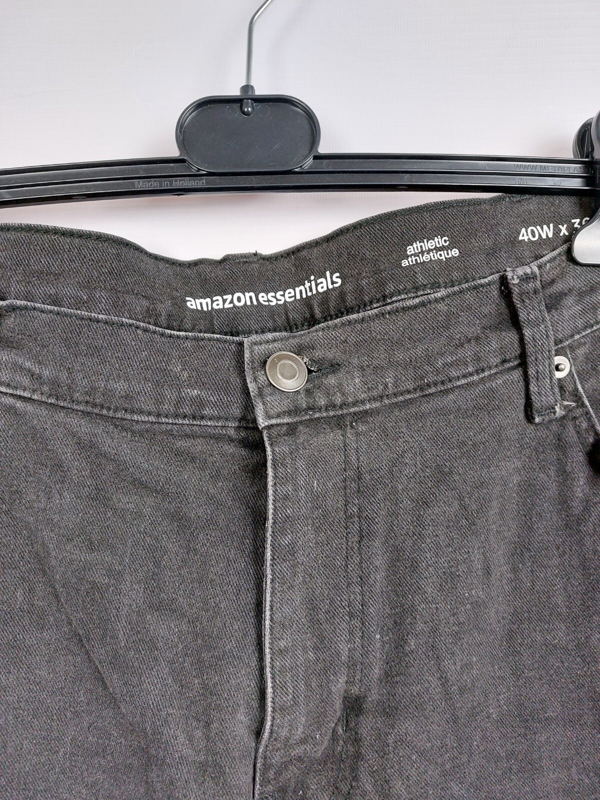 EK4557 Schwarze Jeans für Herren von Amazon Essentials, Gr. 561