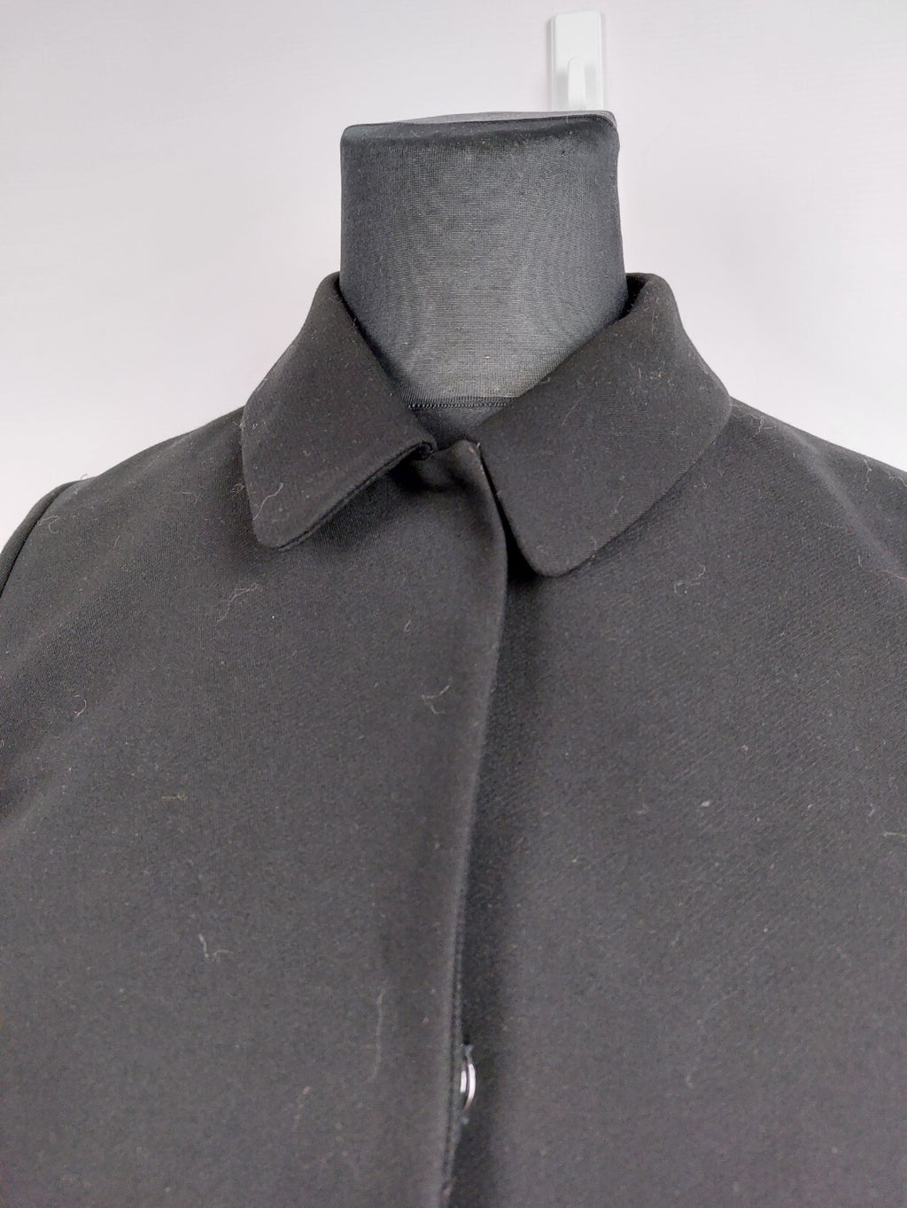 EK4551 Schwarzer Mantel für Damen von Hallhuber, Gr. 401