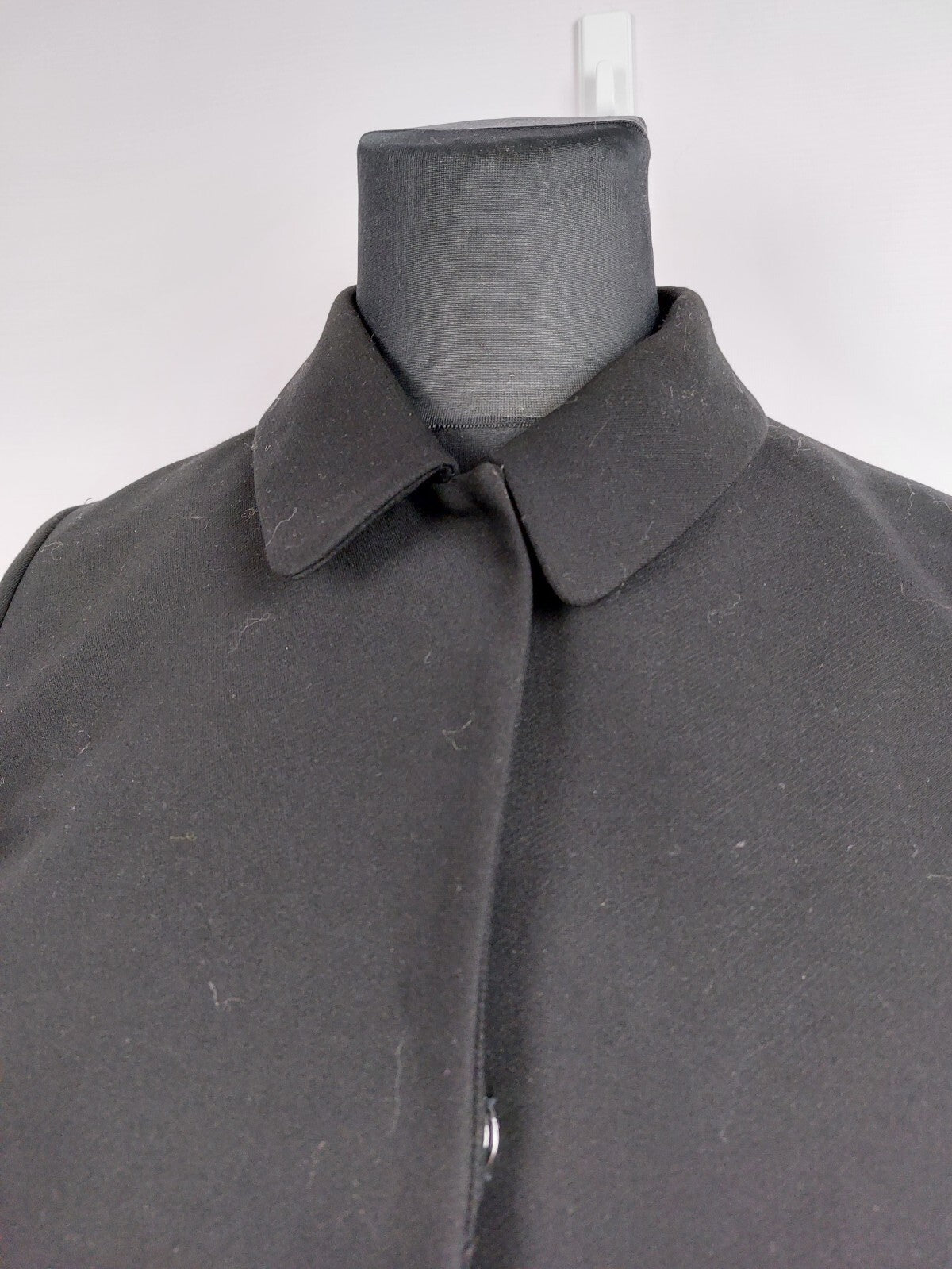 EK4551 Schwarzer Mantel für Damen von Hallhuber, Gr. 401