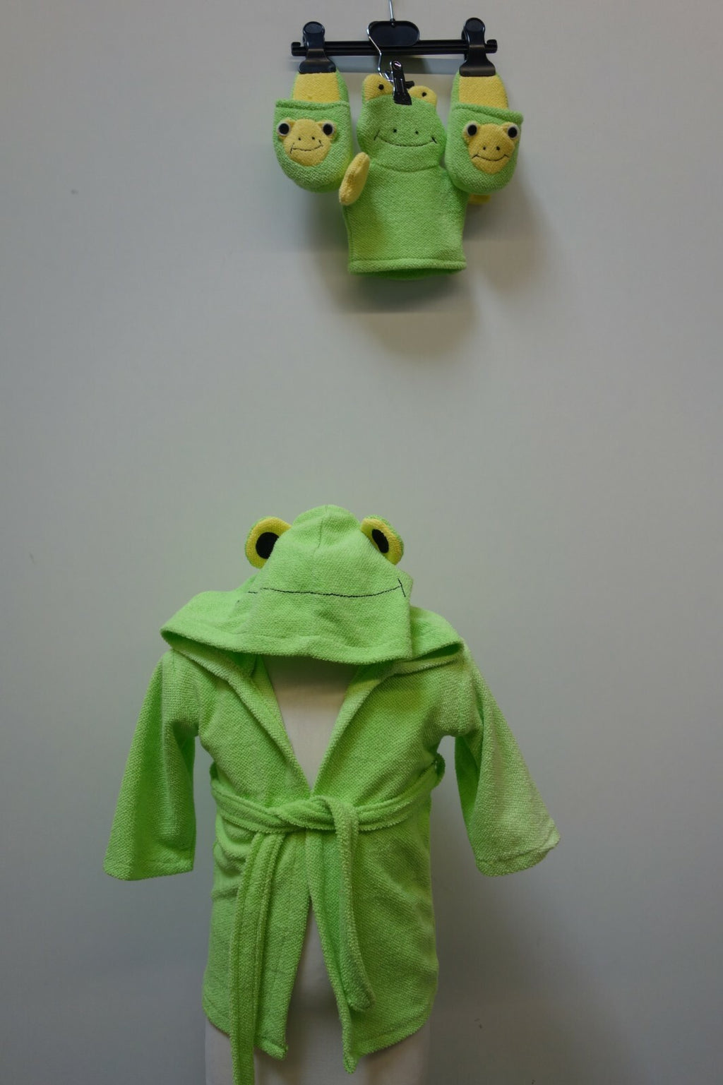 EK1090 Kinder Set Bademantel, Hausschuhe und Waschlappen im Froschstyle2